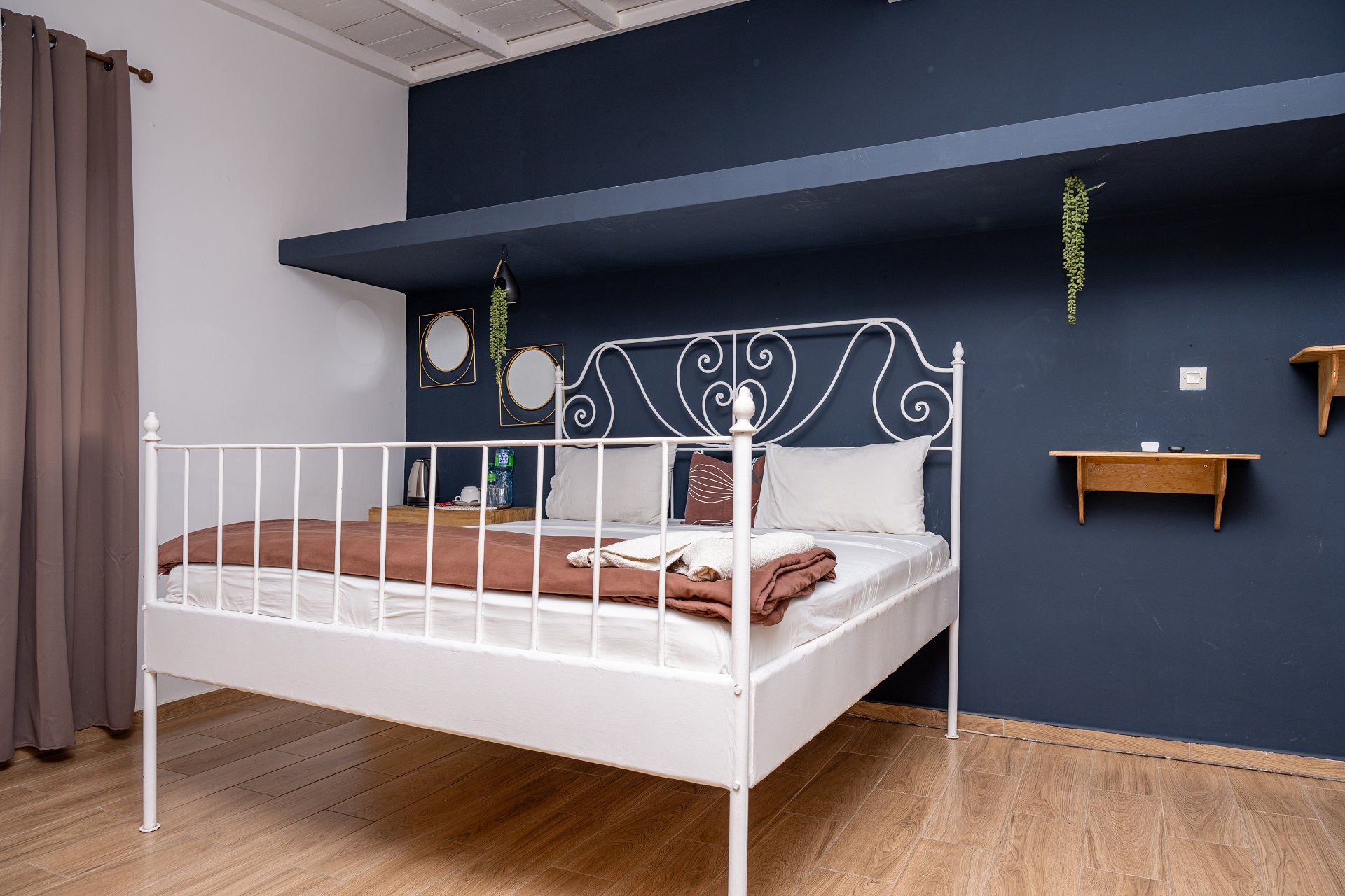 Chambre avec design naturel dans hôtel à Dakar Casa Mara