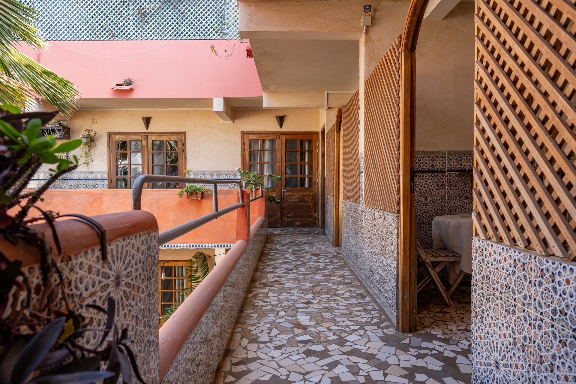 Galerie intérieure de l’hôtel Casa Mara à Dakar