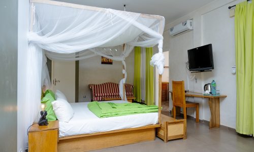 Appartement spacieux avec espace salon et lit avec moustiquaire à l’hôtel Casa Mara à Dakar