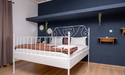 Suite elegante com cama ampla e decoração moderna no hotel Casa Mara em Dakar